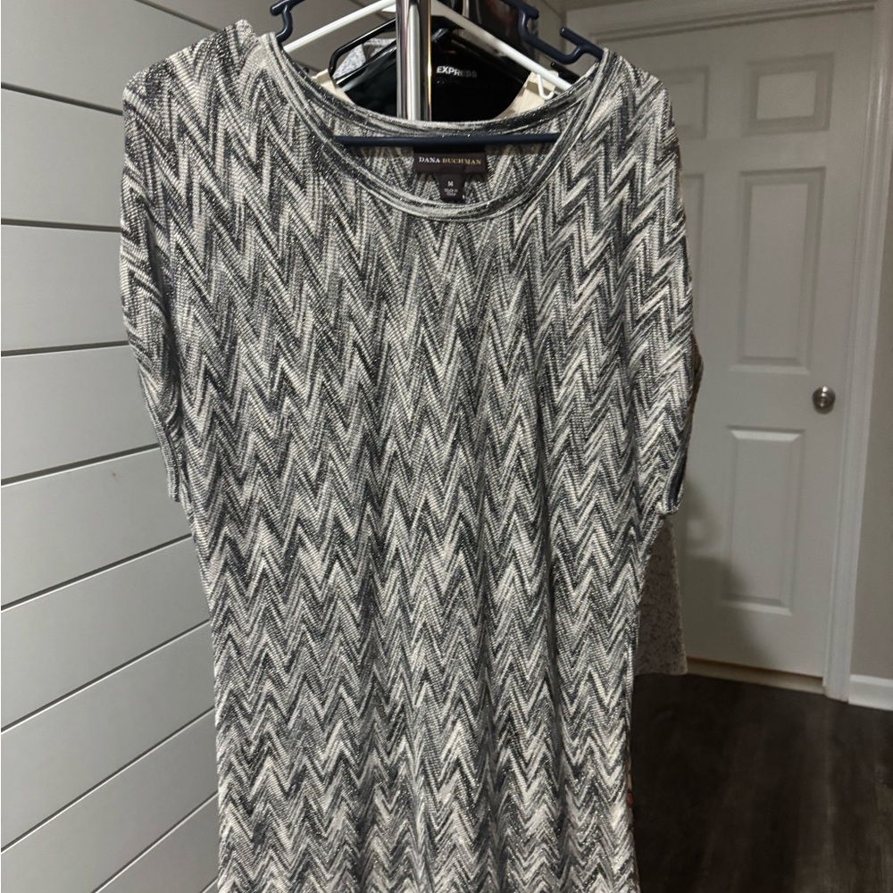 Dana Buchman Monochrome Zigzag Short Sleeve Top
